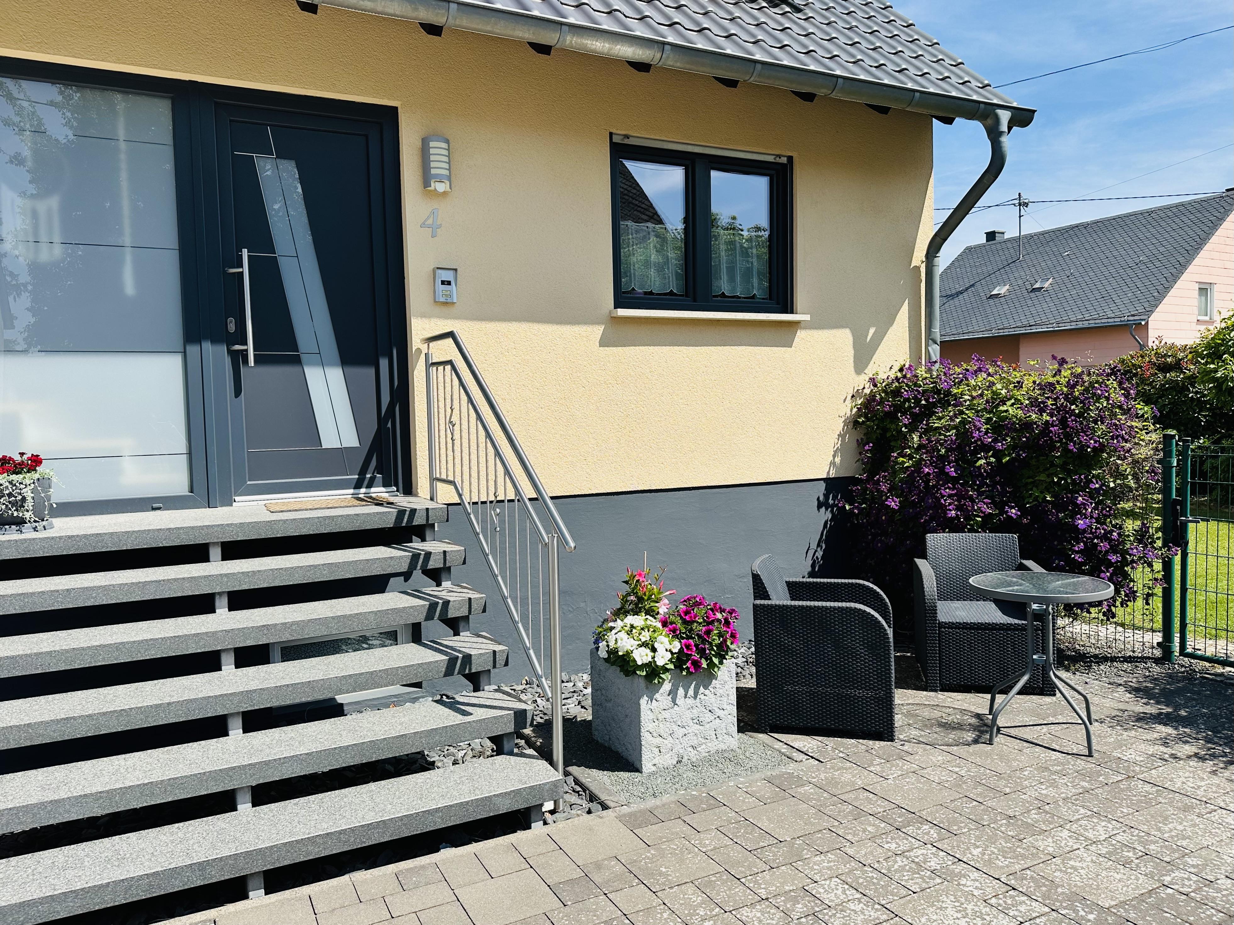 Hauseingang mit Sitzgelegenheit in der Sonne