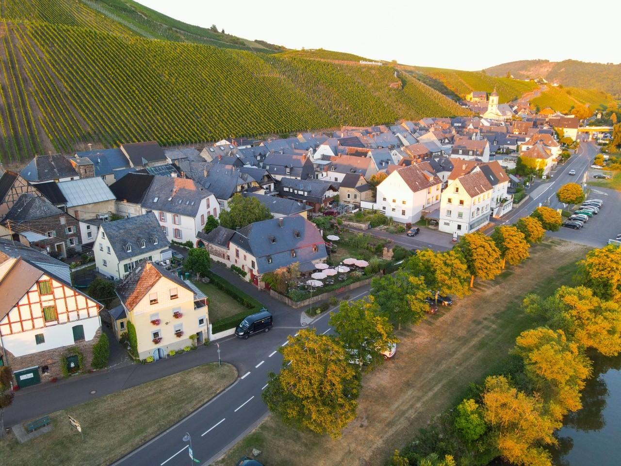 Cafe und Kinheim mit Drohne
