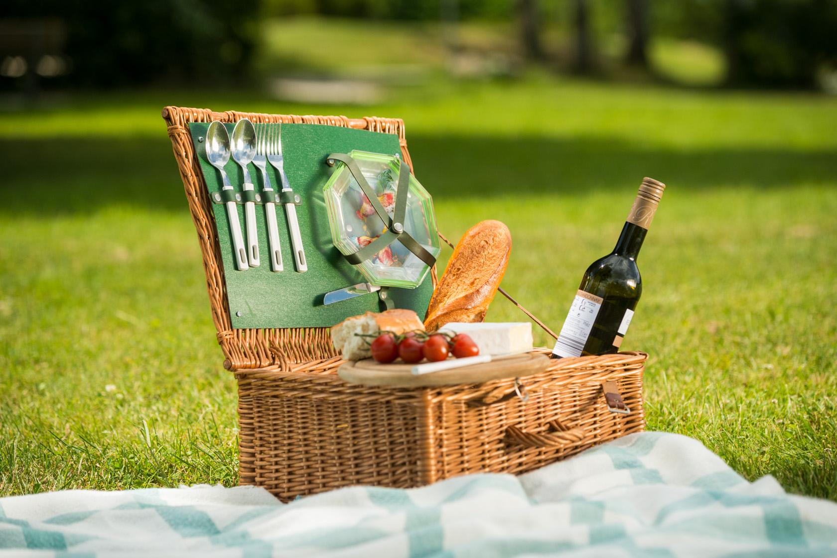 Ein Picknickkorb voll Köstlichkeiten