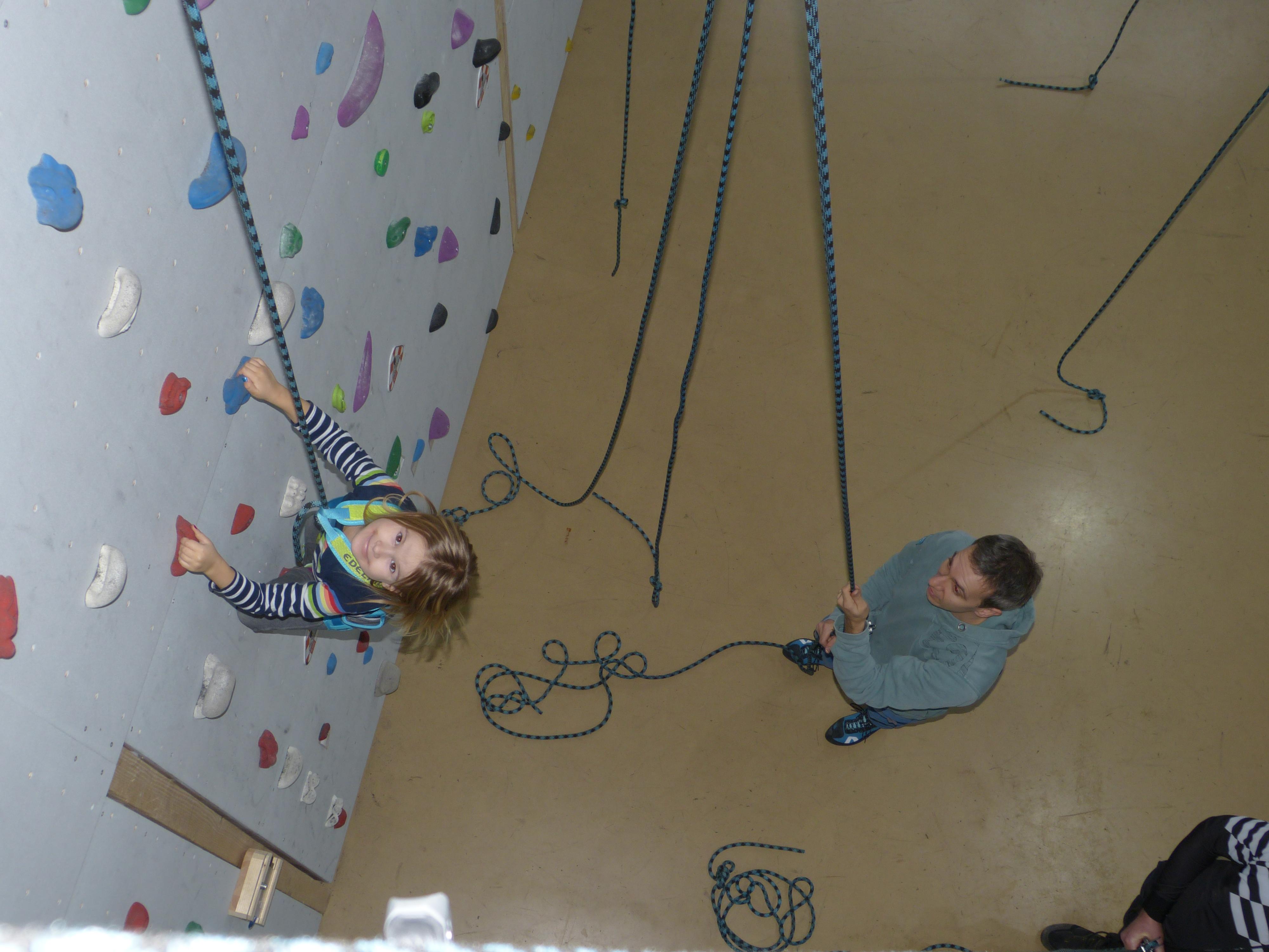 gesichertes Klettern im Jugendzentrum