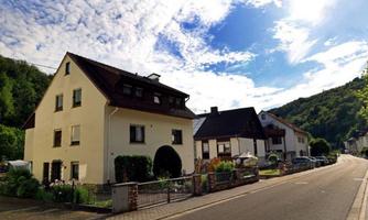 Hauptstraße mit Blick auf das Haus