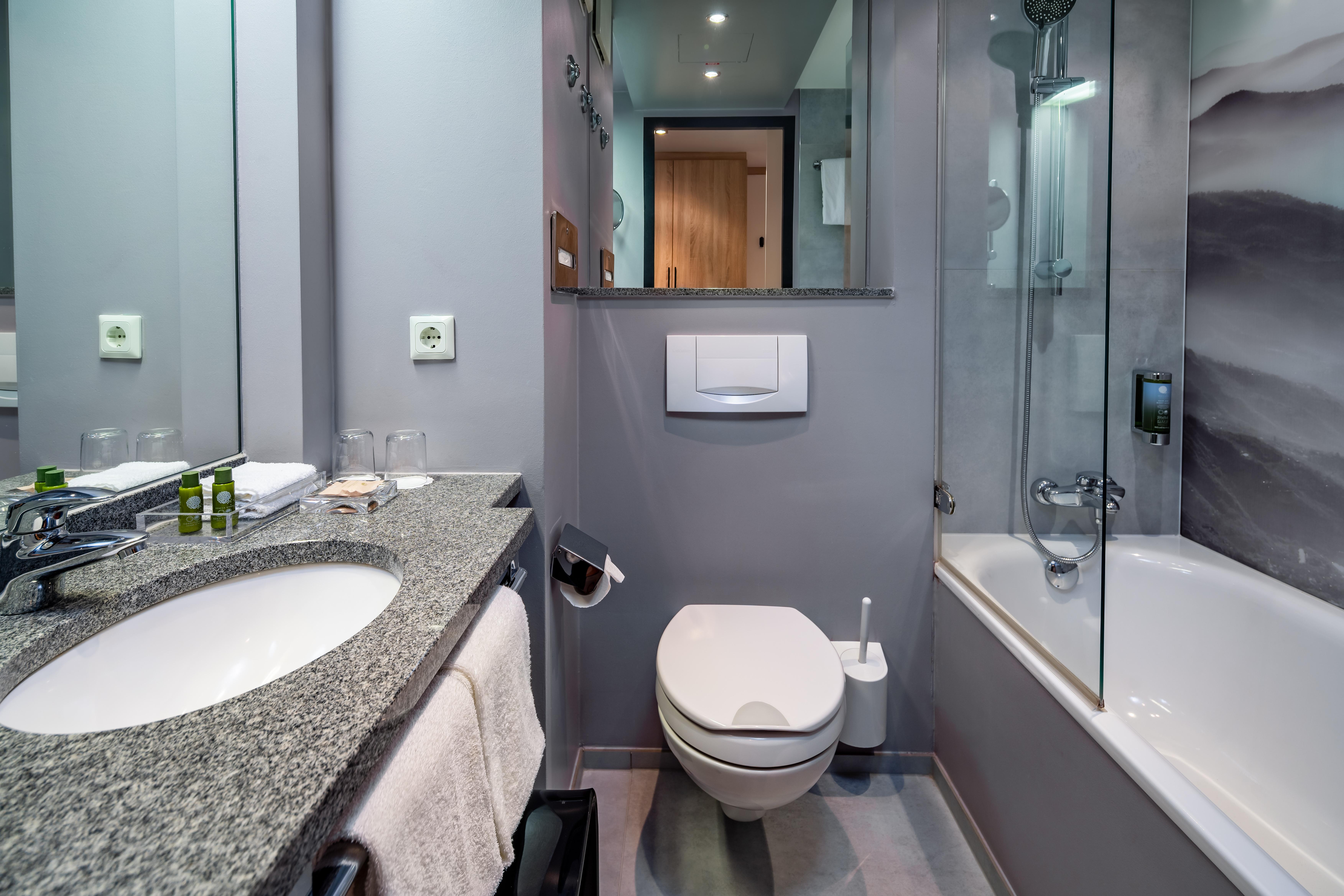 Comfort-Superior-Executive Bathroom with Bathtube