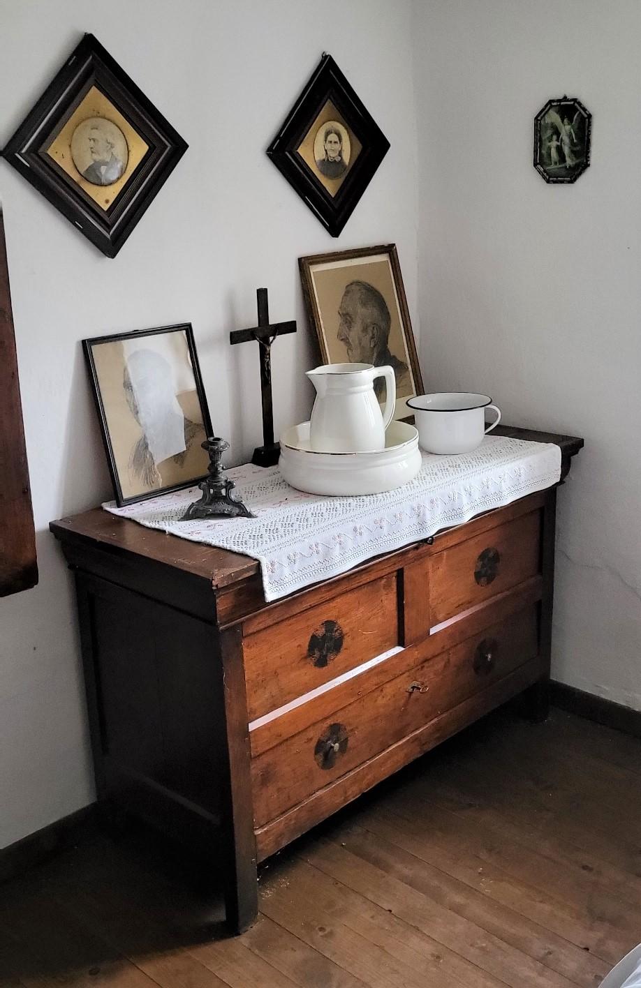 Kommode in der Schlafstube