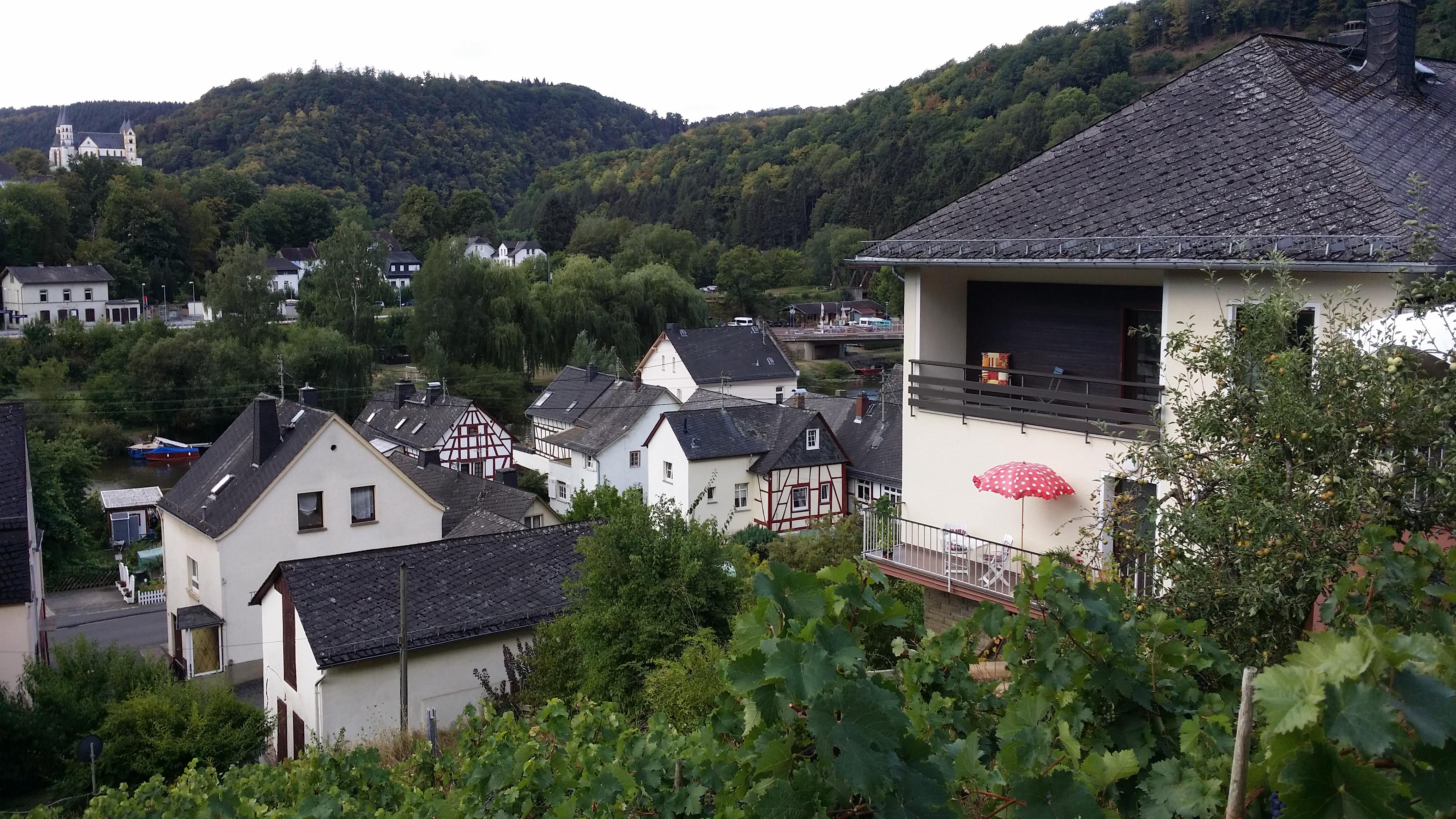 Lage mit Blick auf Kloster Arnstein und die Lahn