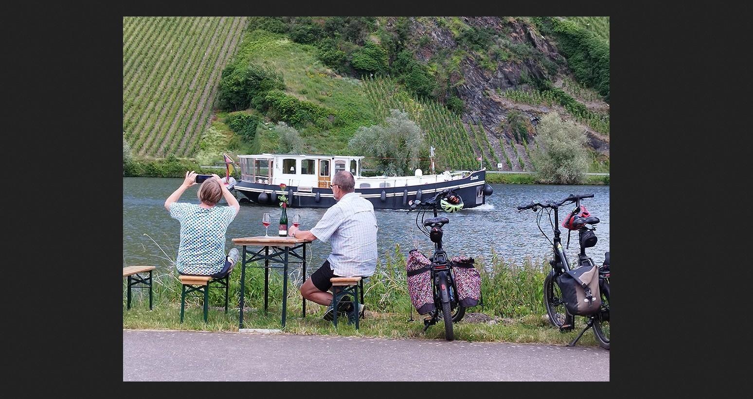 Wein genießen mit Blick auf die Mosel