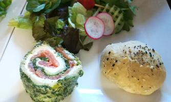 Zur Vorspeise: Lachs-Frischkäse-Spinatrolle