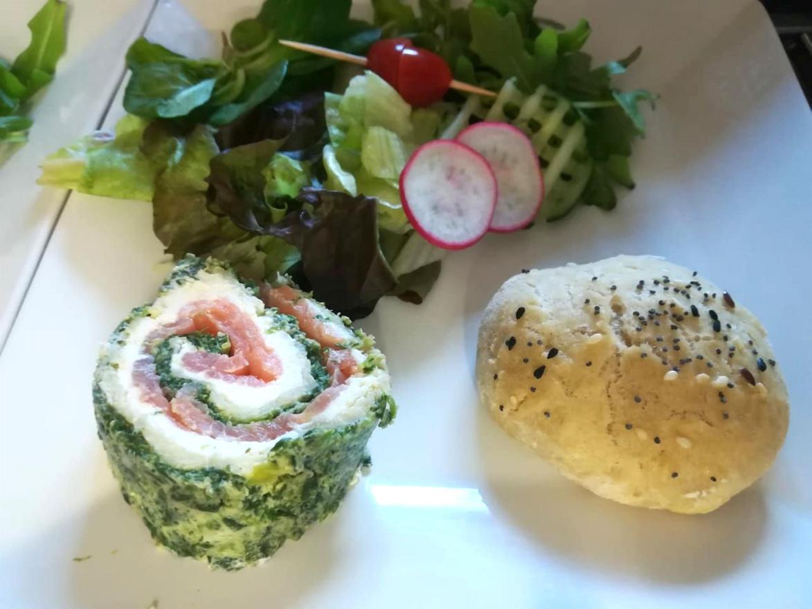 Zur Vorspeise: Lachs-Frischkäse-Spinatrolle