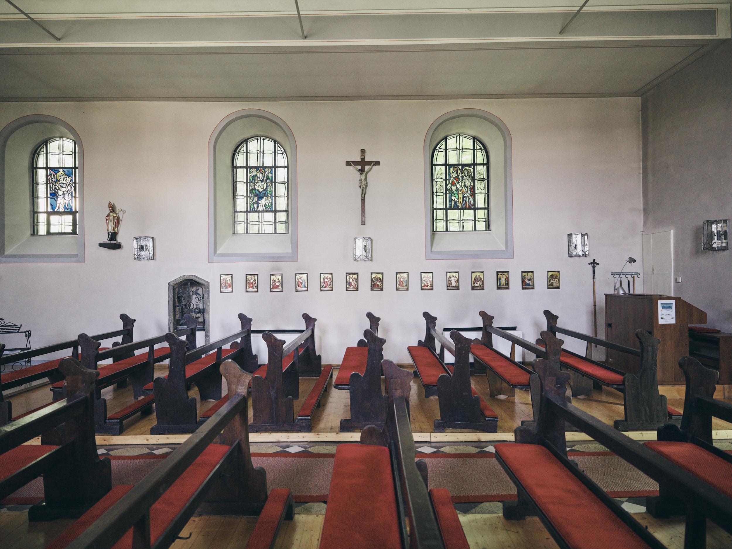 Bilderreihe des Kreuzwegs in der Kapelle