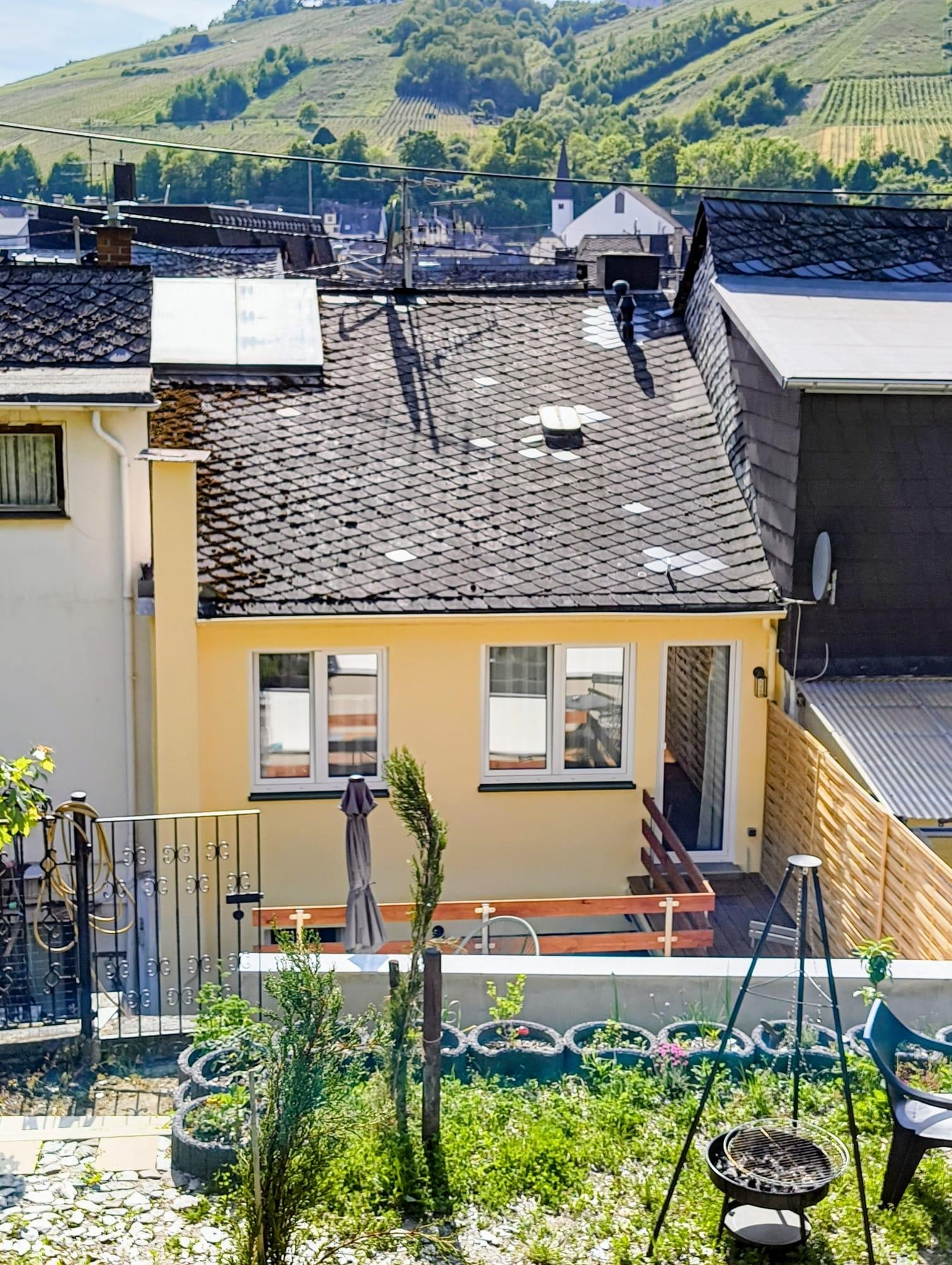 Außenansicht Rückseite mit Terrasse und Garten