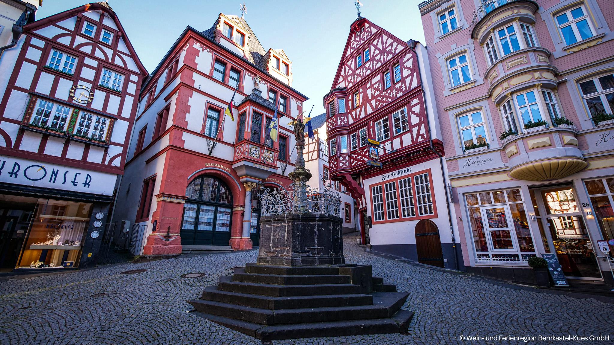 Kultur_Marktplatz_Brunnen_Bernkastel ©Wein- und Fe
