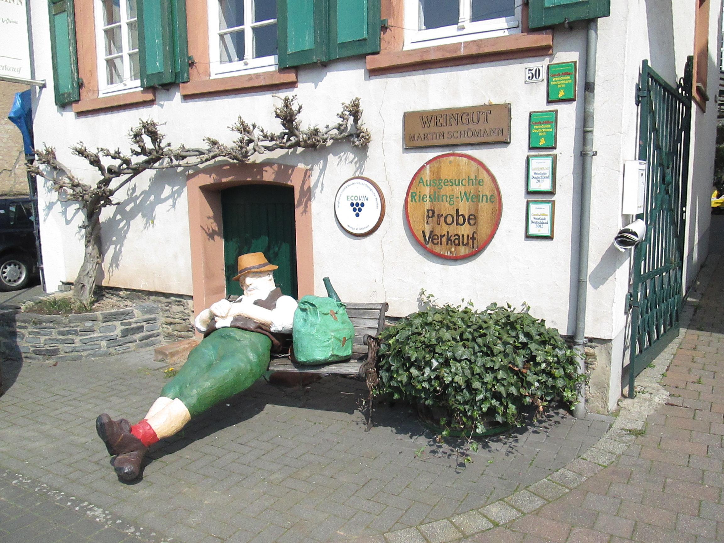 Müder Wanderer Vorm Weingut Schömann