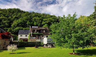 Blick vom Lahnufer zum Haus
