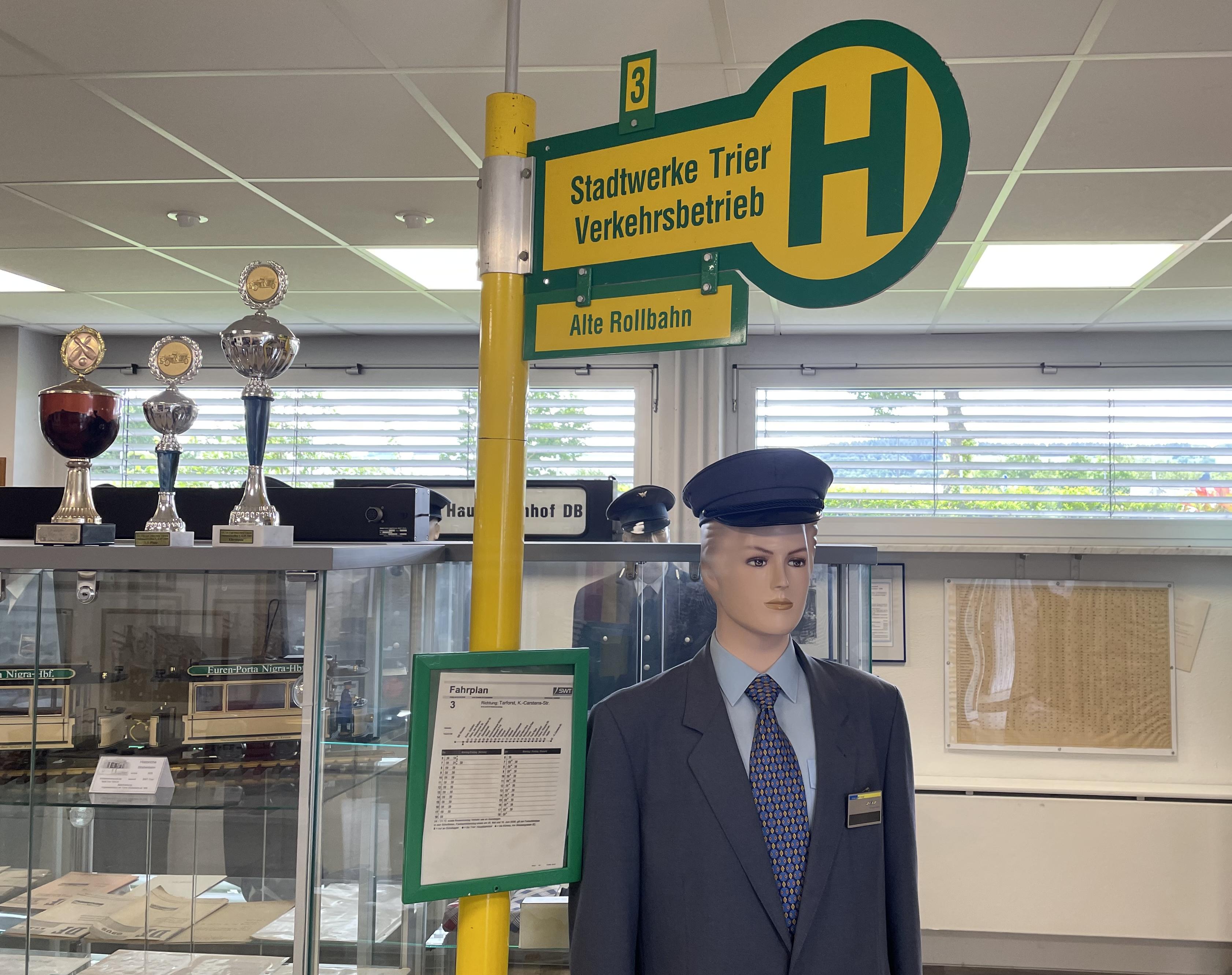 Bushaltestellenschild & Uniform Verkehrsmuseum TR