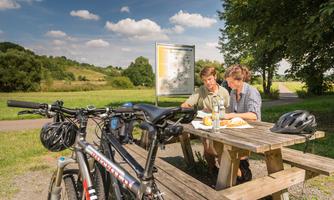 Picknickplatz am Lahnradweg – Mitten im Leben am Lahnufer