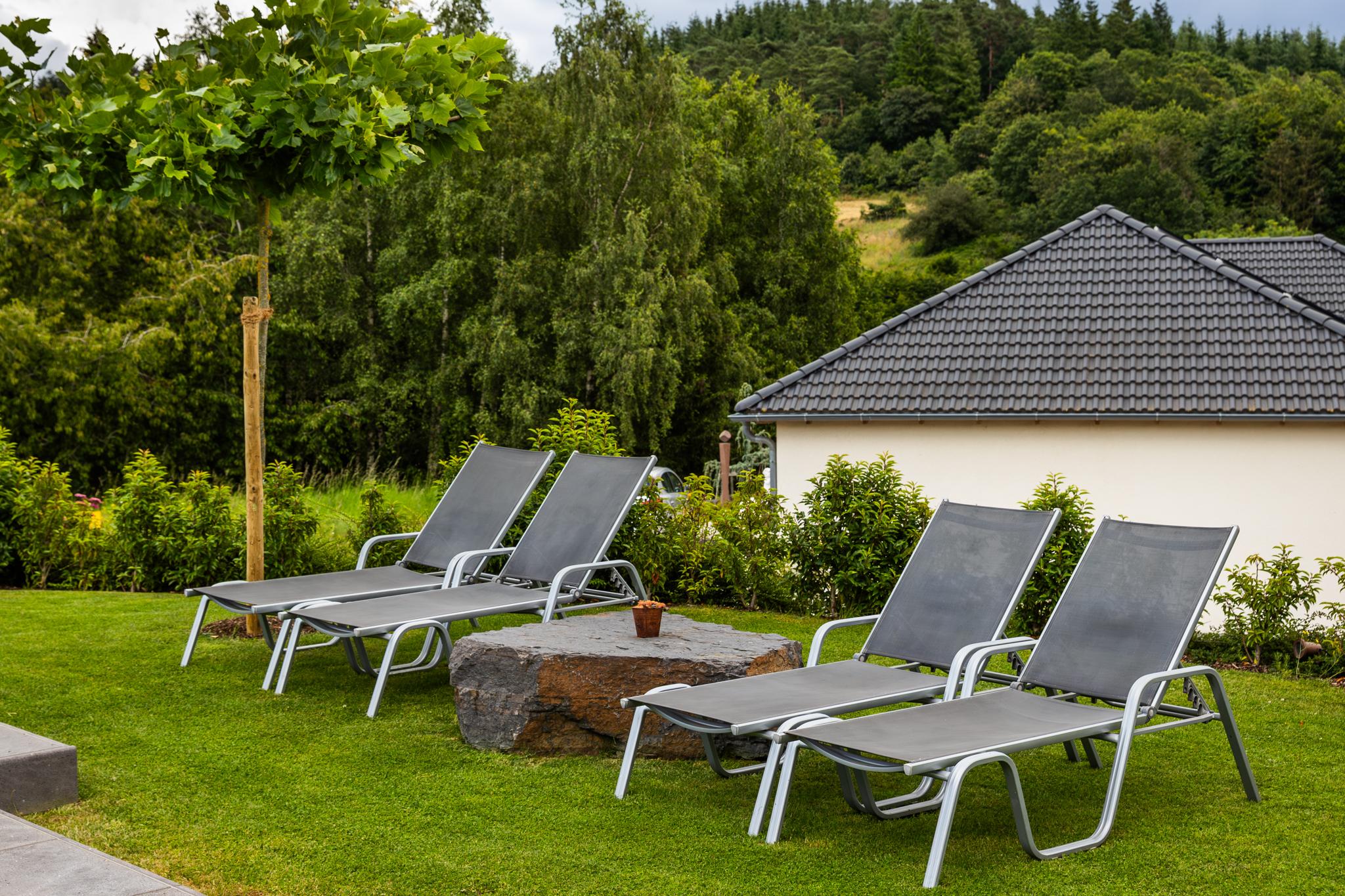 eifelia-Ferienhäuser Liegewiese am Pool