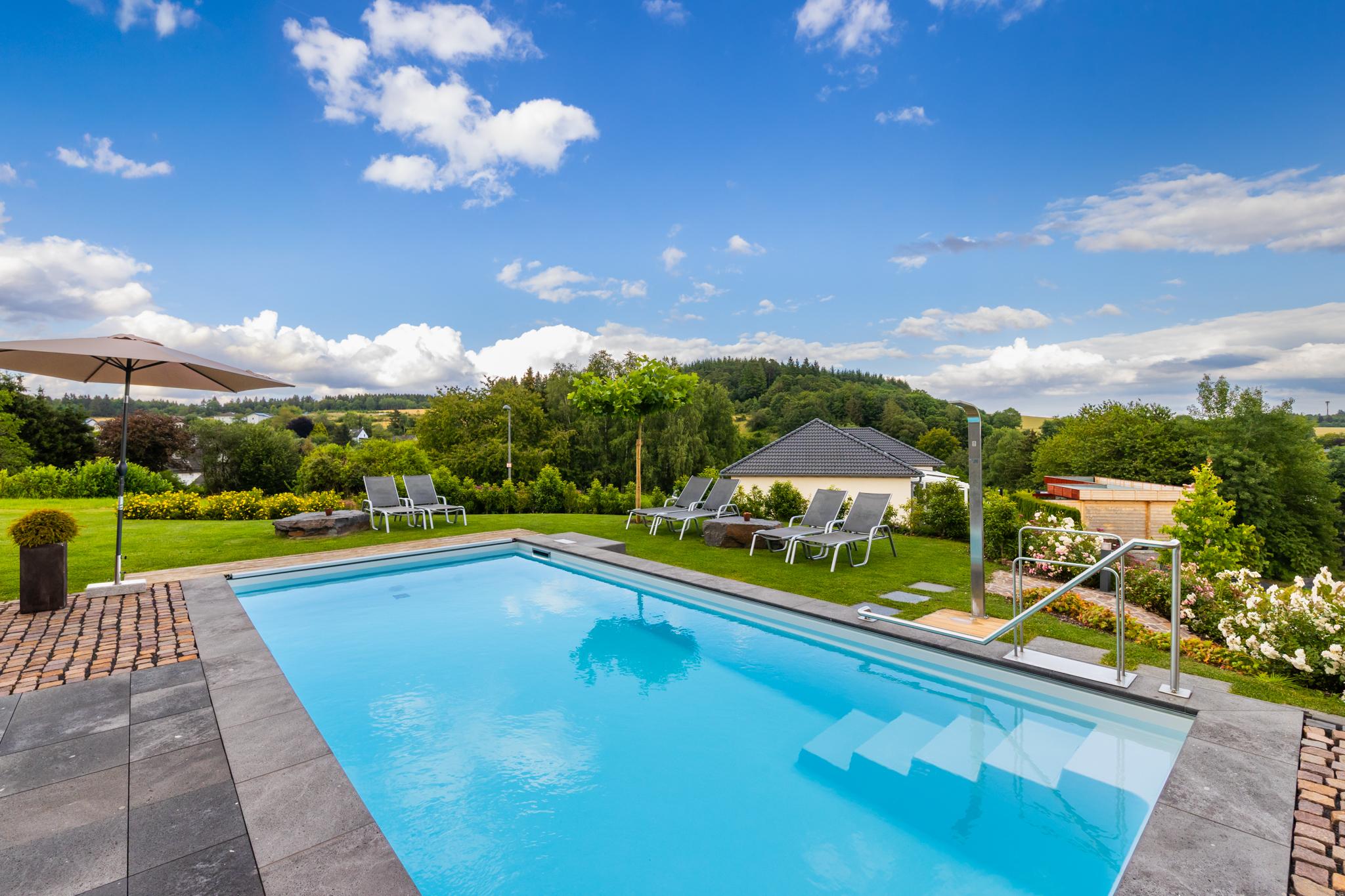 eifelia-Ferienhäuser Pool mit Aussicht