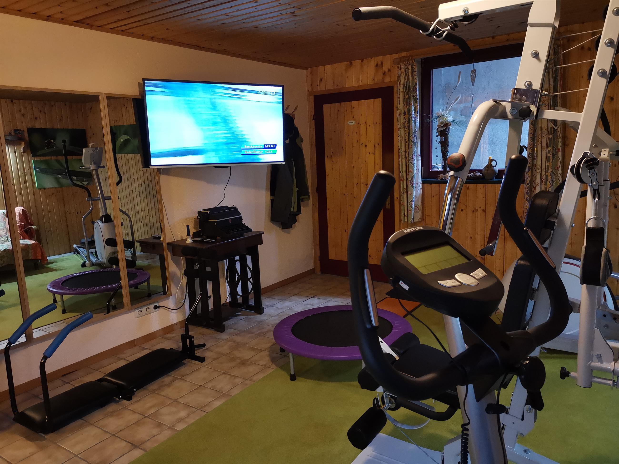 Fitnessraum mit TV und Spiegel zur Selbstkontrolle