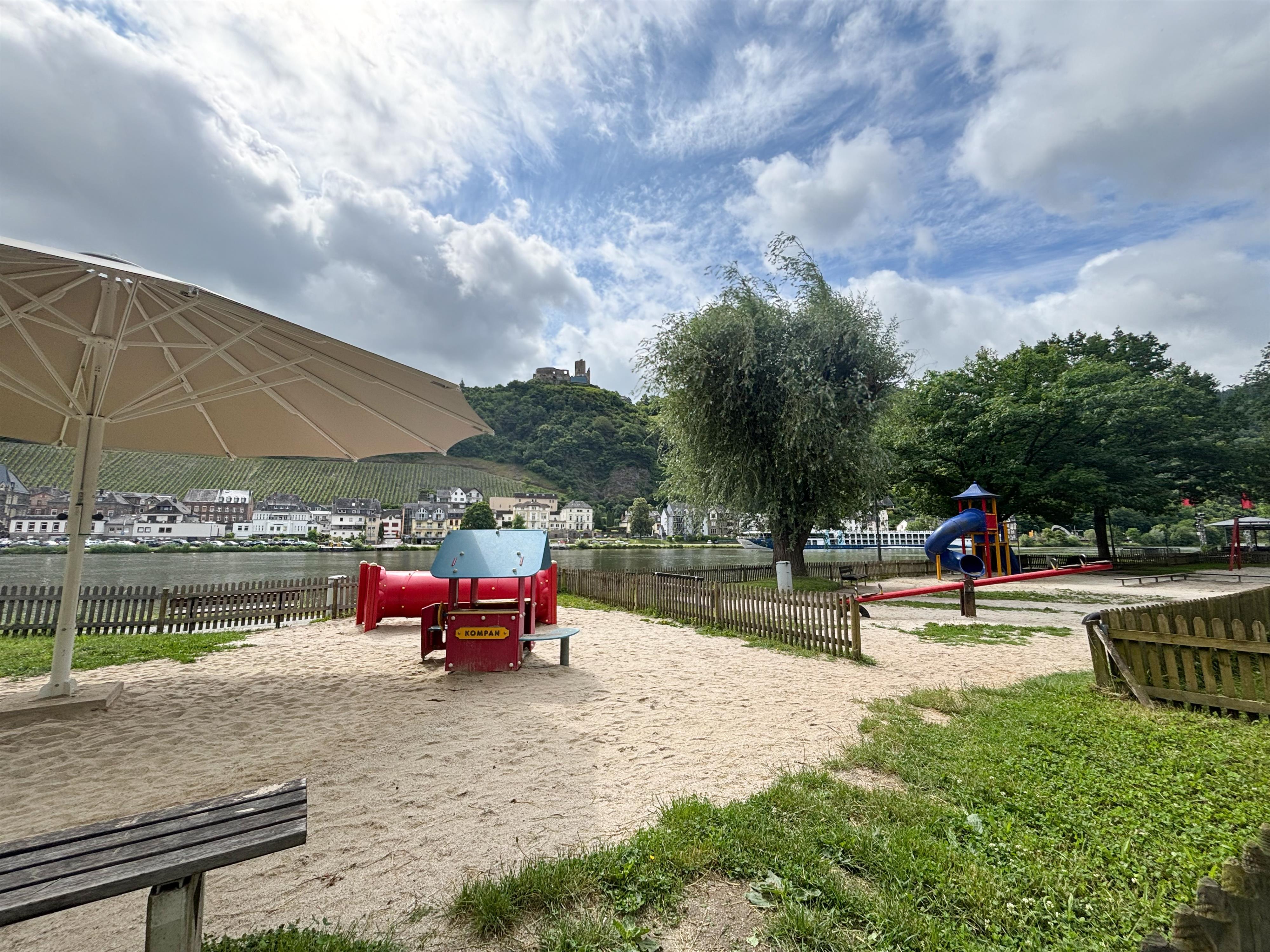 Sandkasten mit Tunnel