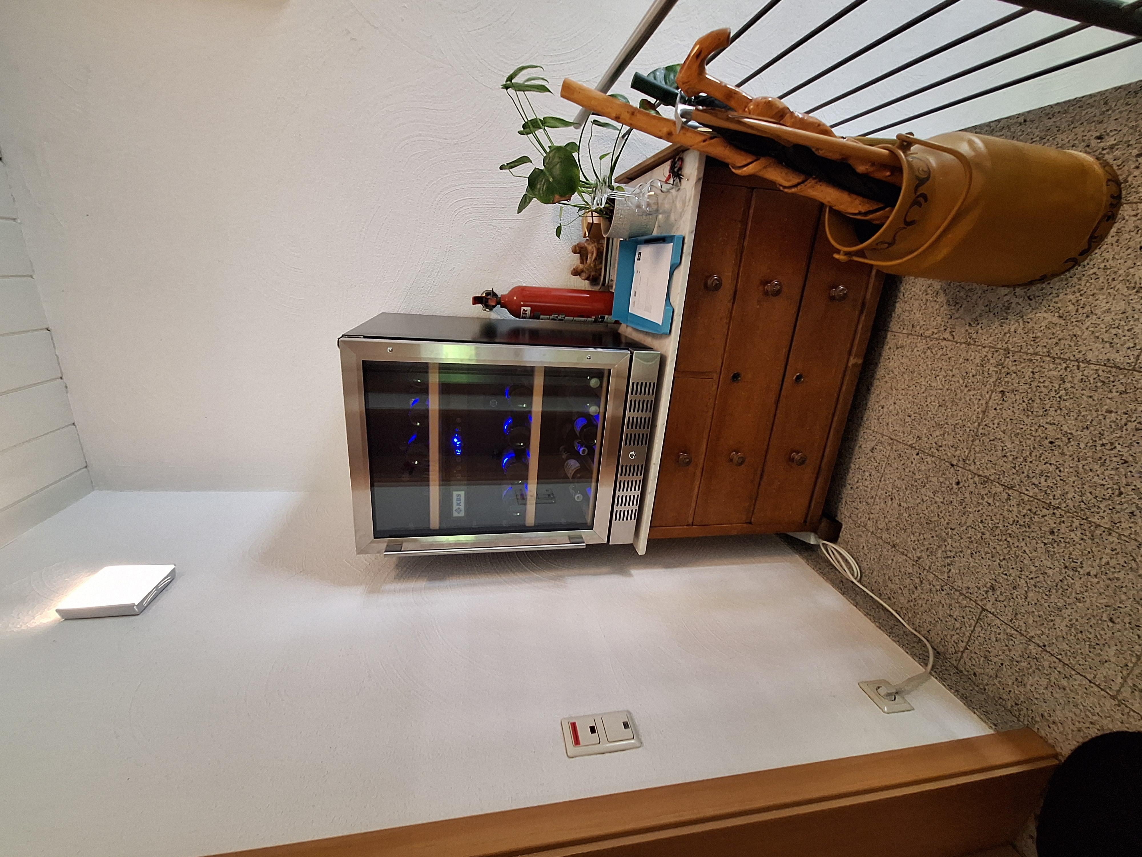 Weinkühlschrank im Treppenhaus