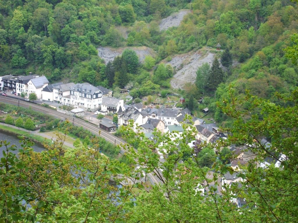 Blick auf Balduinstein und die Schieferhalde