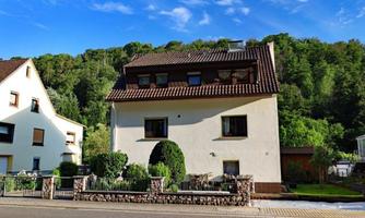 Haus von außen, rechts Gästeparkplatz
