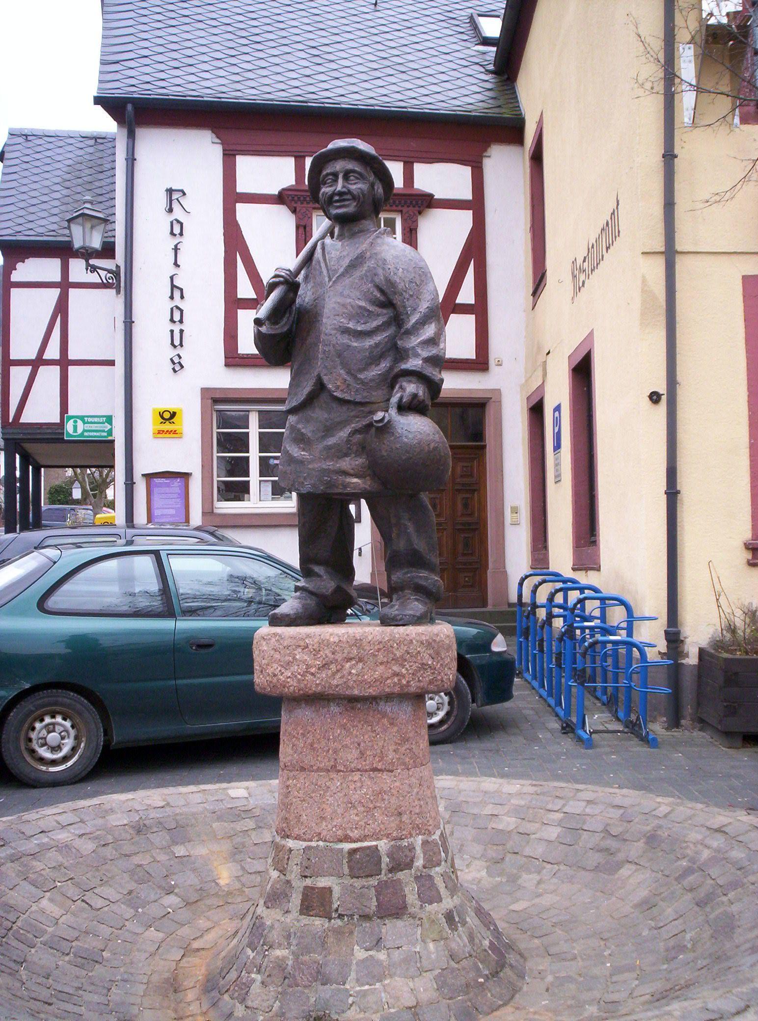 Rathhaus mit Brunnen