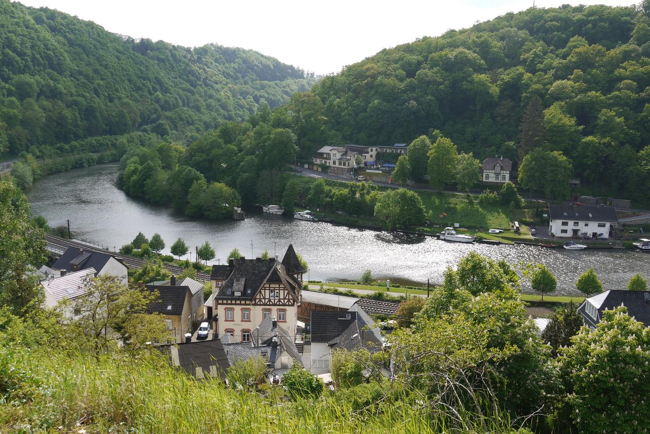 Panoramablick auf Balduinstein und die Lahnschleif
