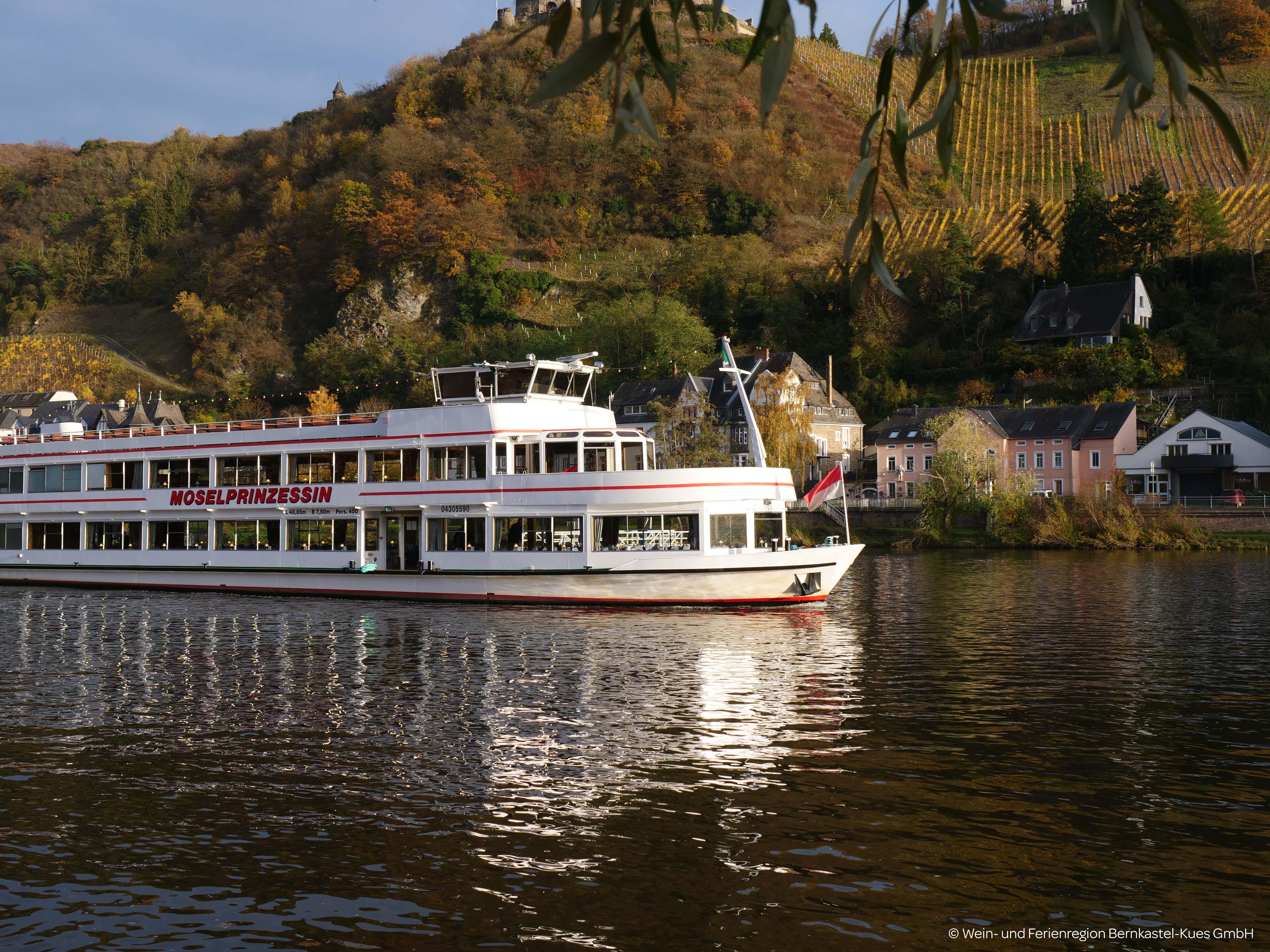 Mosel_Schiff_Bernkastel ©Wein- und Ferienregion Be