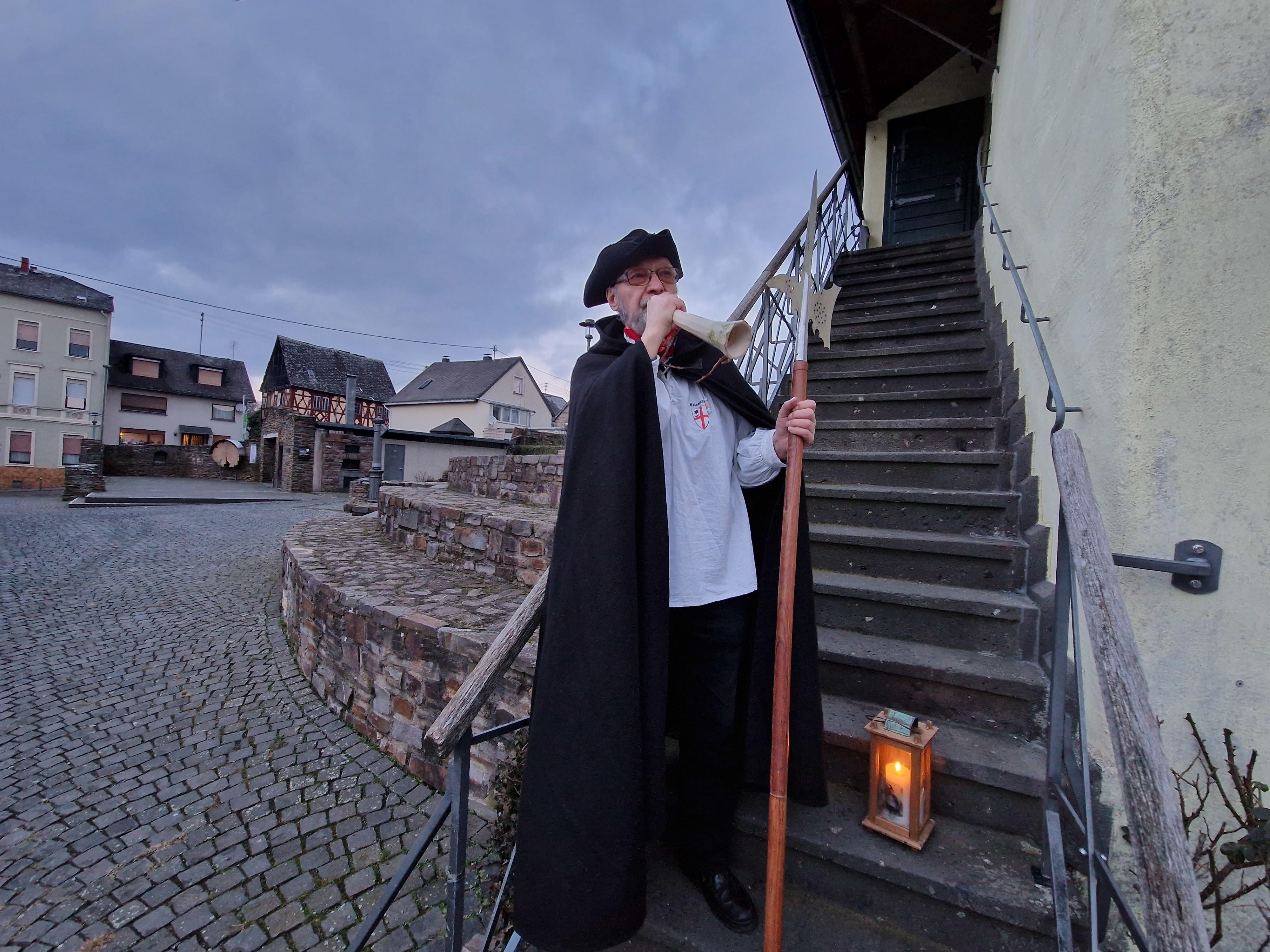 Der Nachtwächter mit seinem Signalhorn