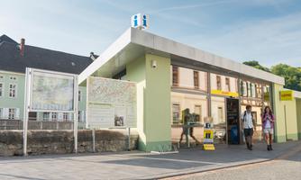 Öffentliche Toiletten am Kiosk auf dem Marktplatz