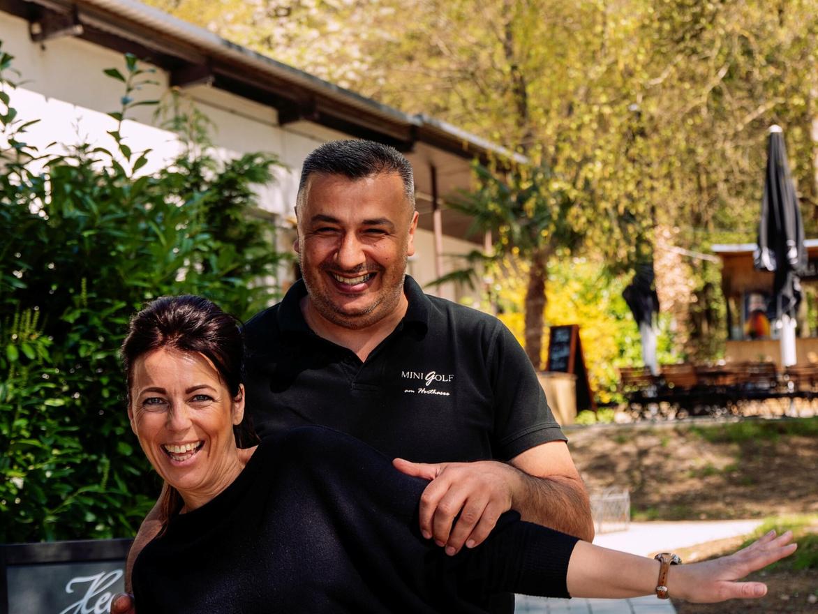 Herzlich willkommen sagen Stephi und Rama Özkan