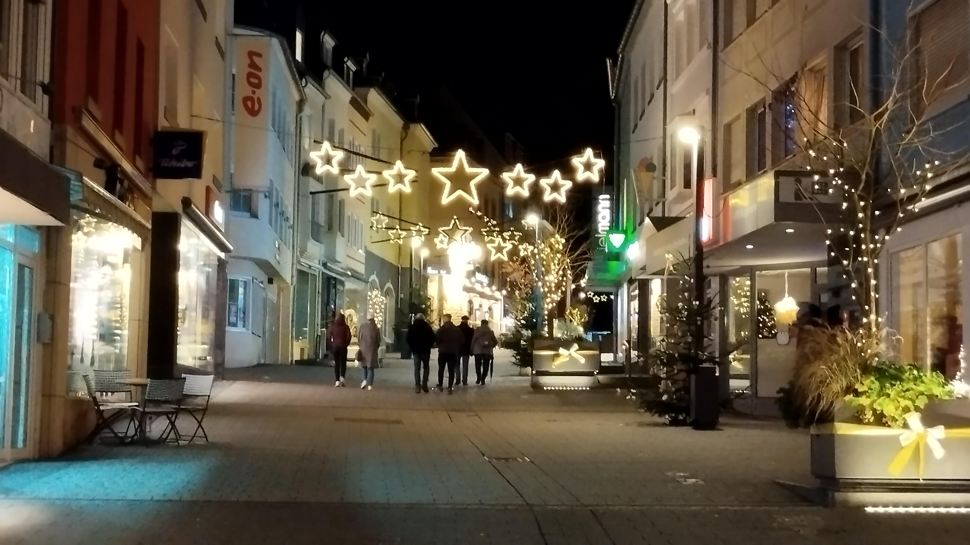 festlich geschmückte Fußgängerzone