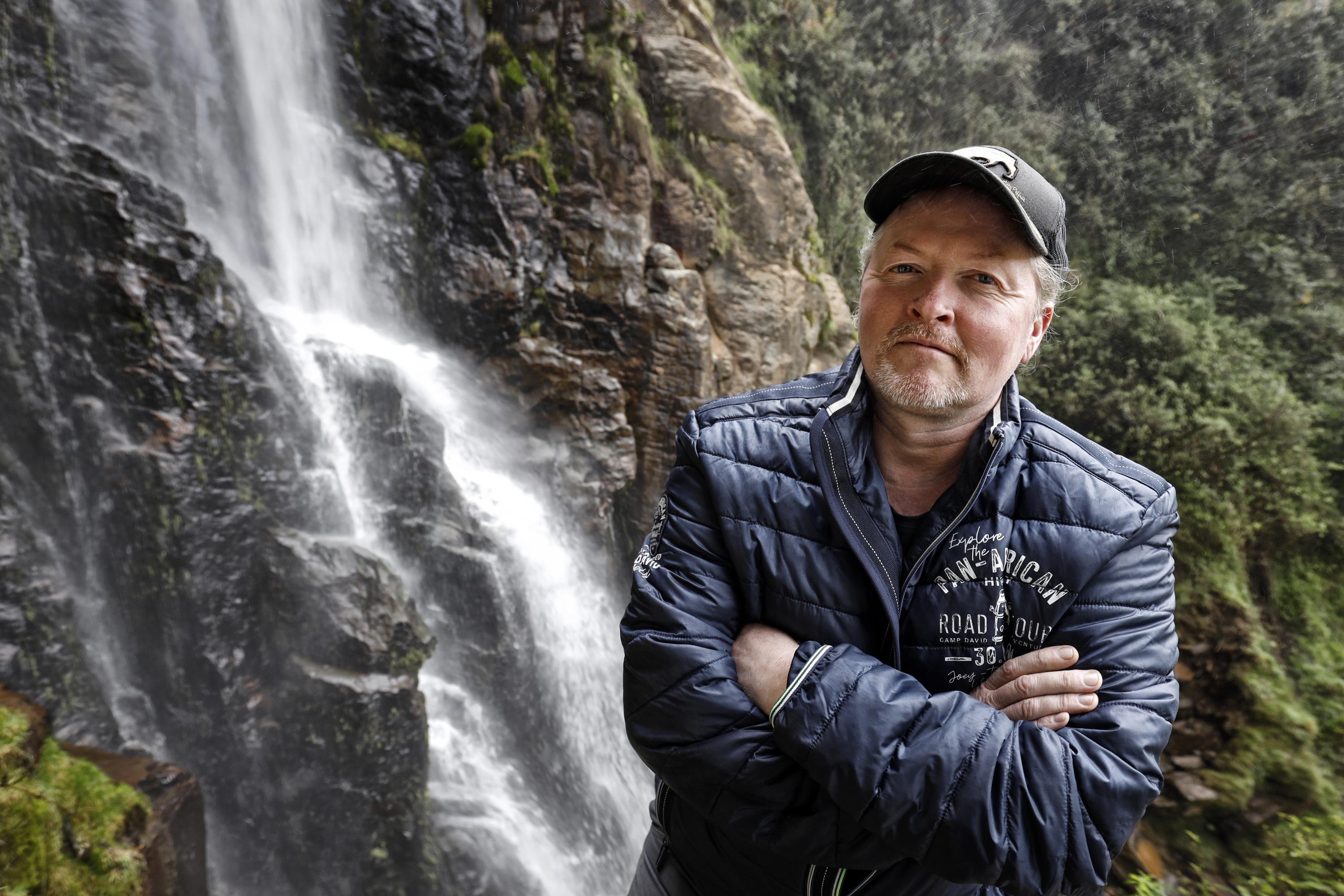 Joey Kelly am Wasserfall