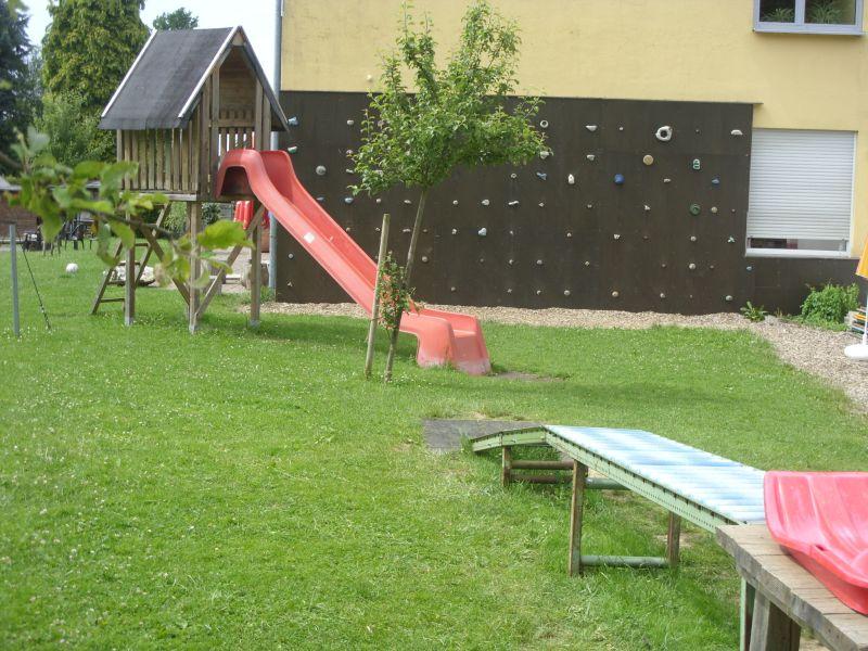 Spielplatz mit Kletterwand