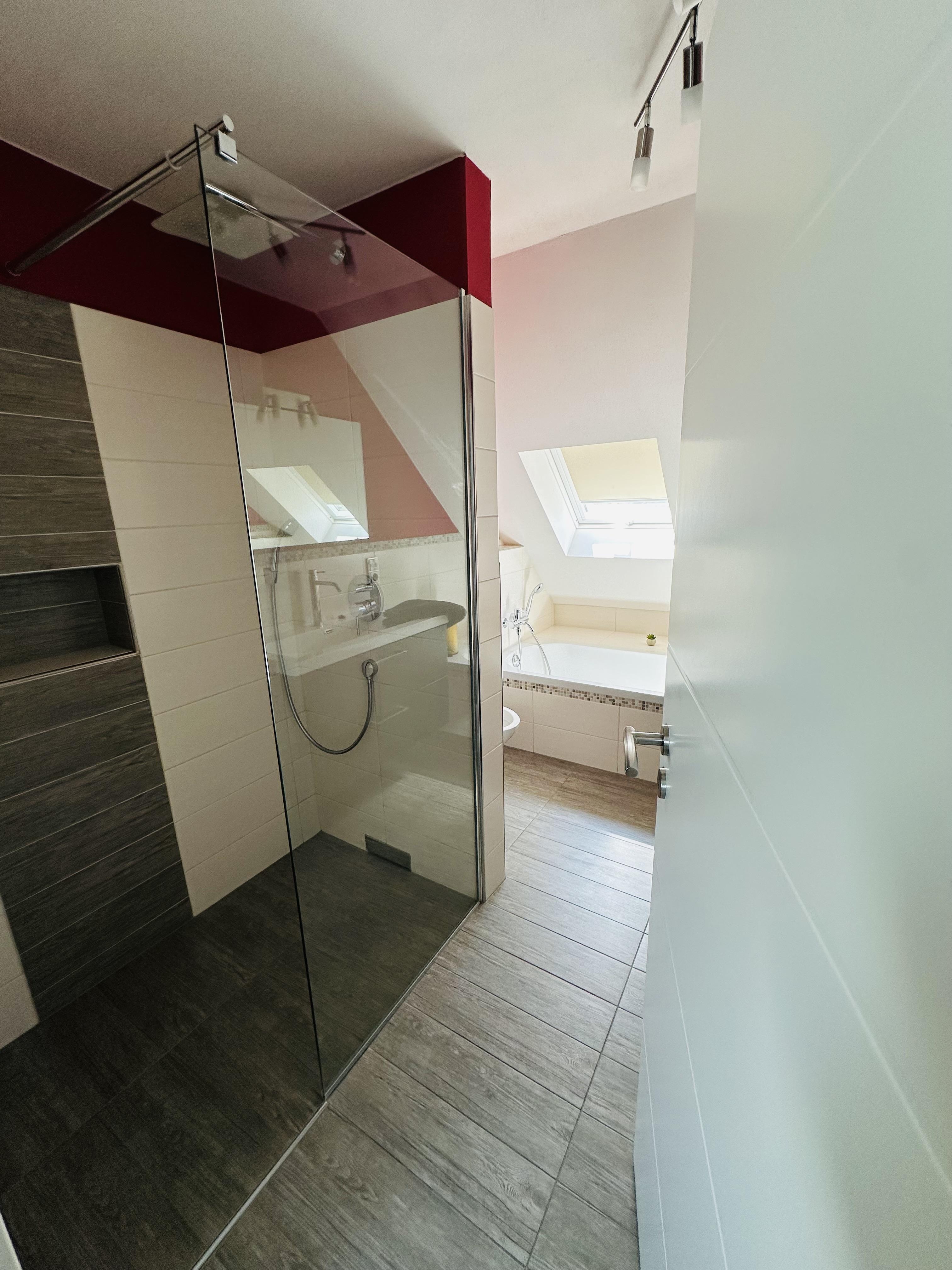 Blick ins Bad, ebenerdige Dusche