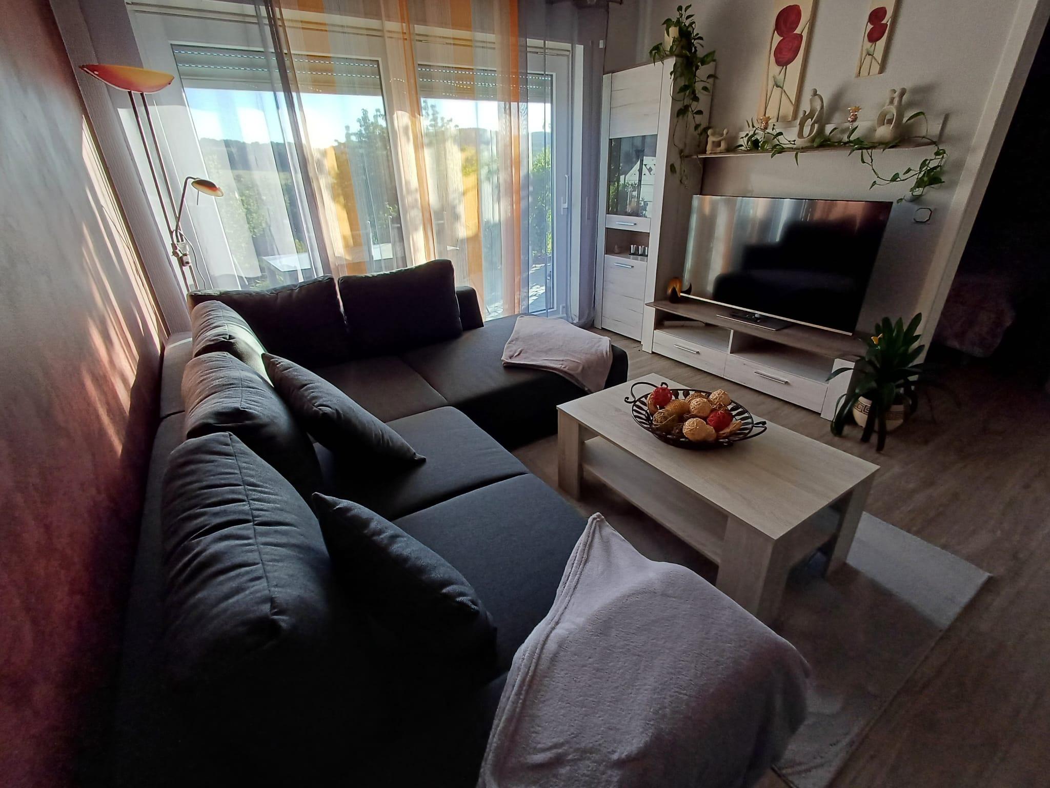Wohnbereich mit Zugang zum Schlafzimmer
