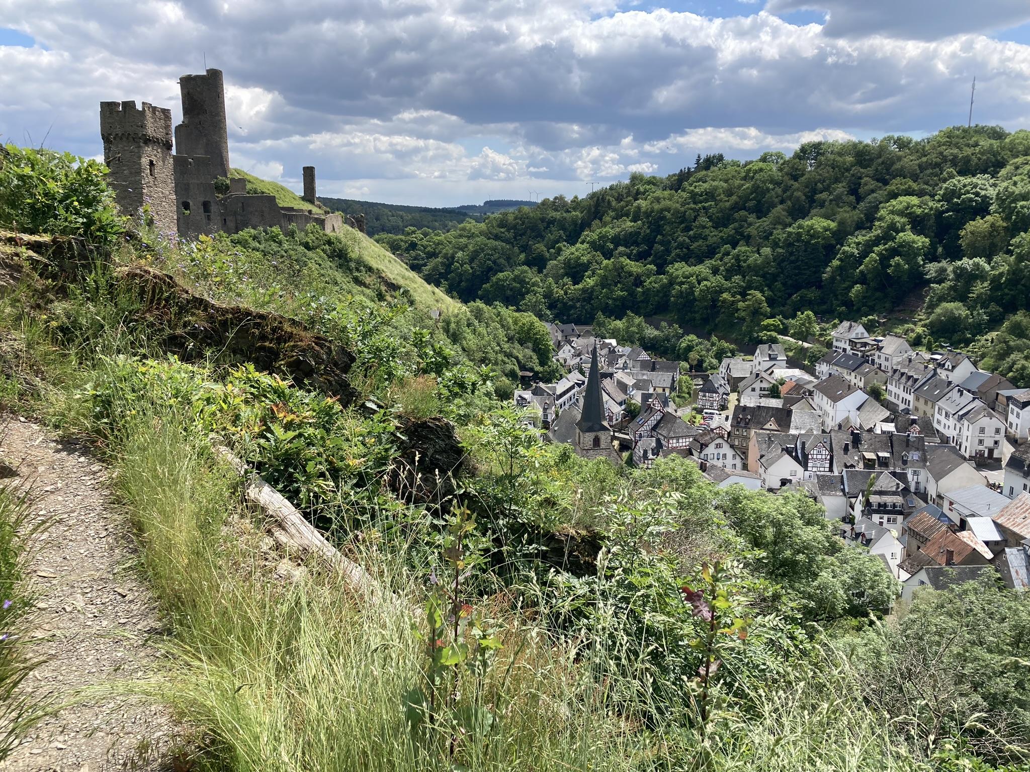 Blick auf Monreal und die Monrealer Burgen, @ Claudia Bilzer