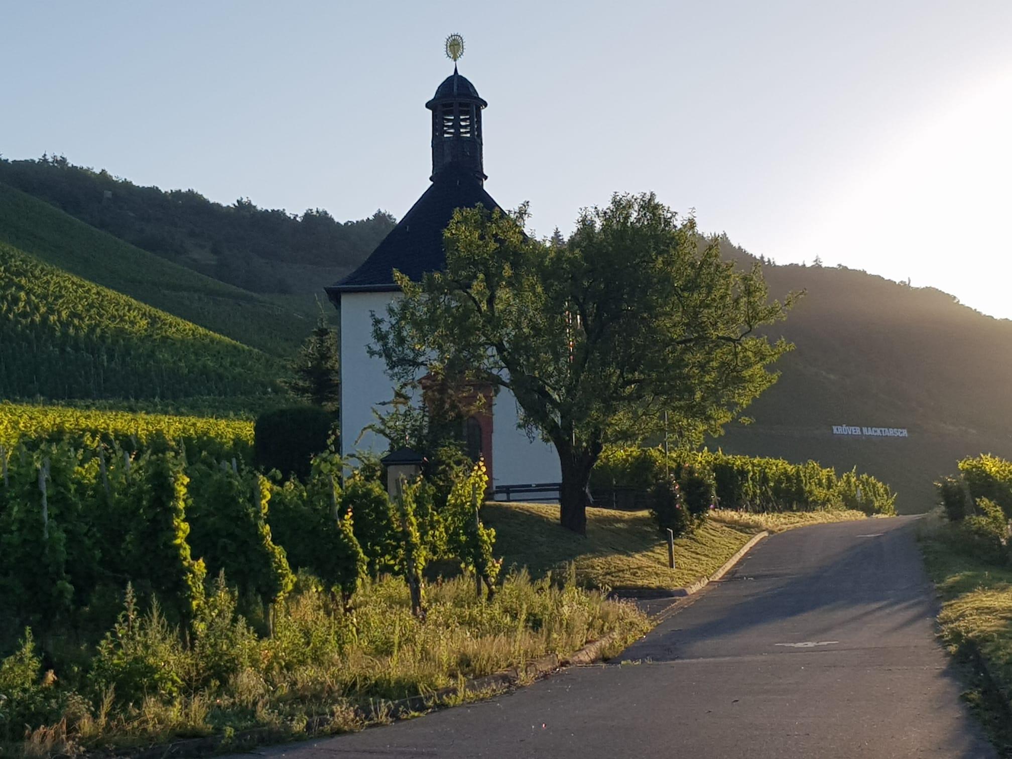 Wanderweg an der Kapelle