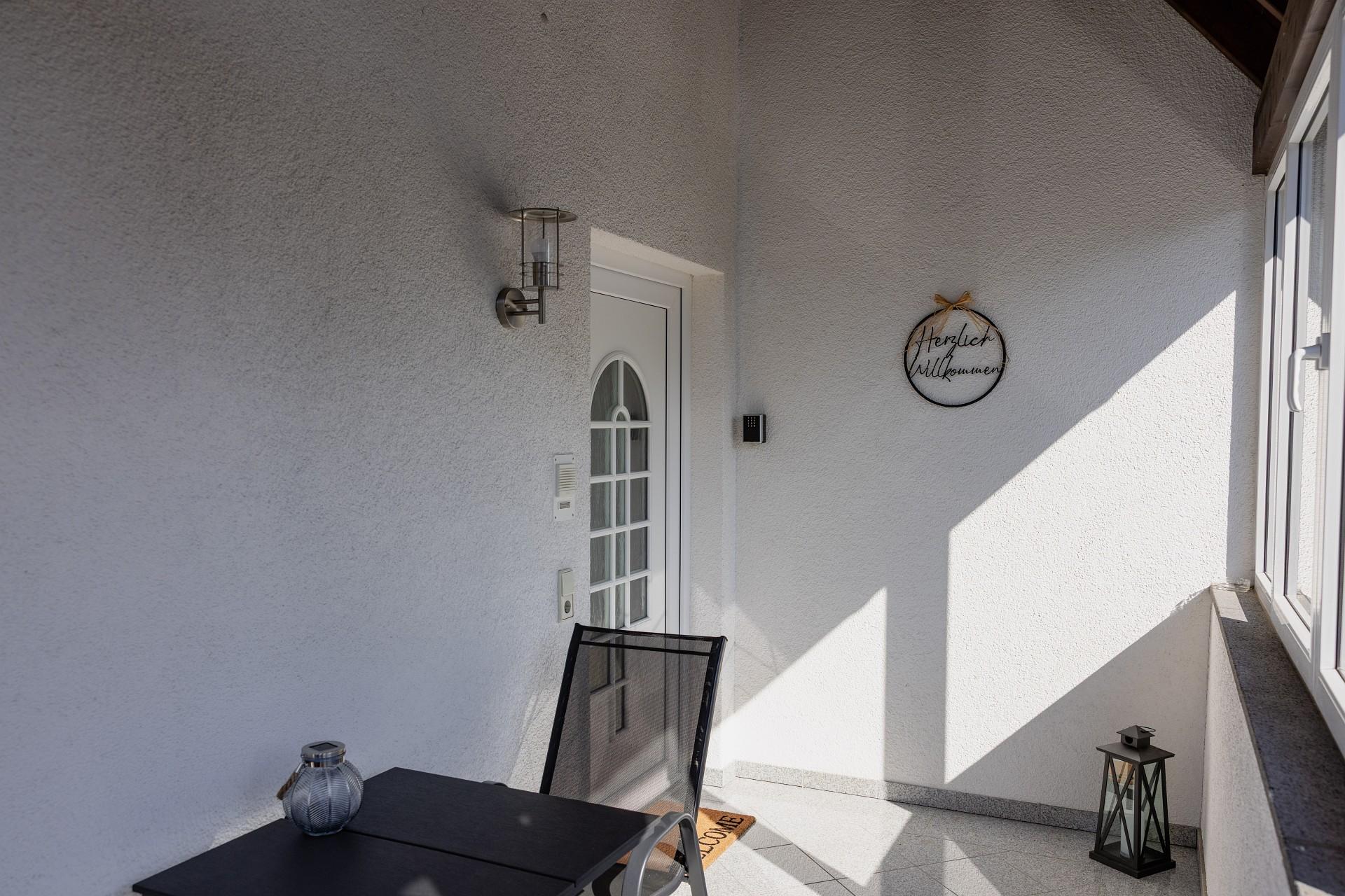 Ausseneingang Ferienwohnung mit Sitzbereich