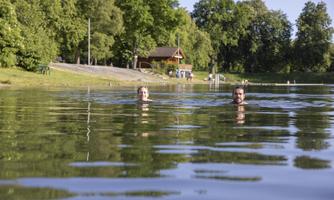 Erfrischung im klaren Wasser