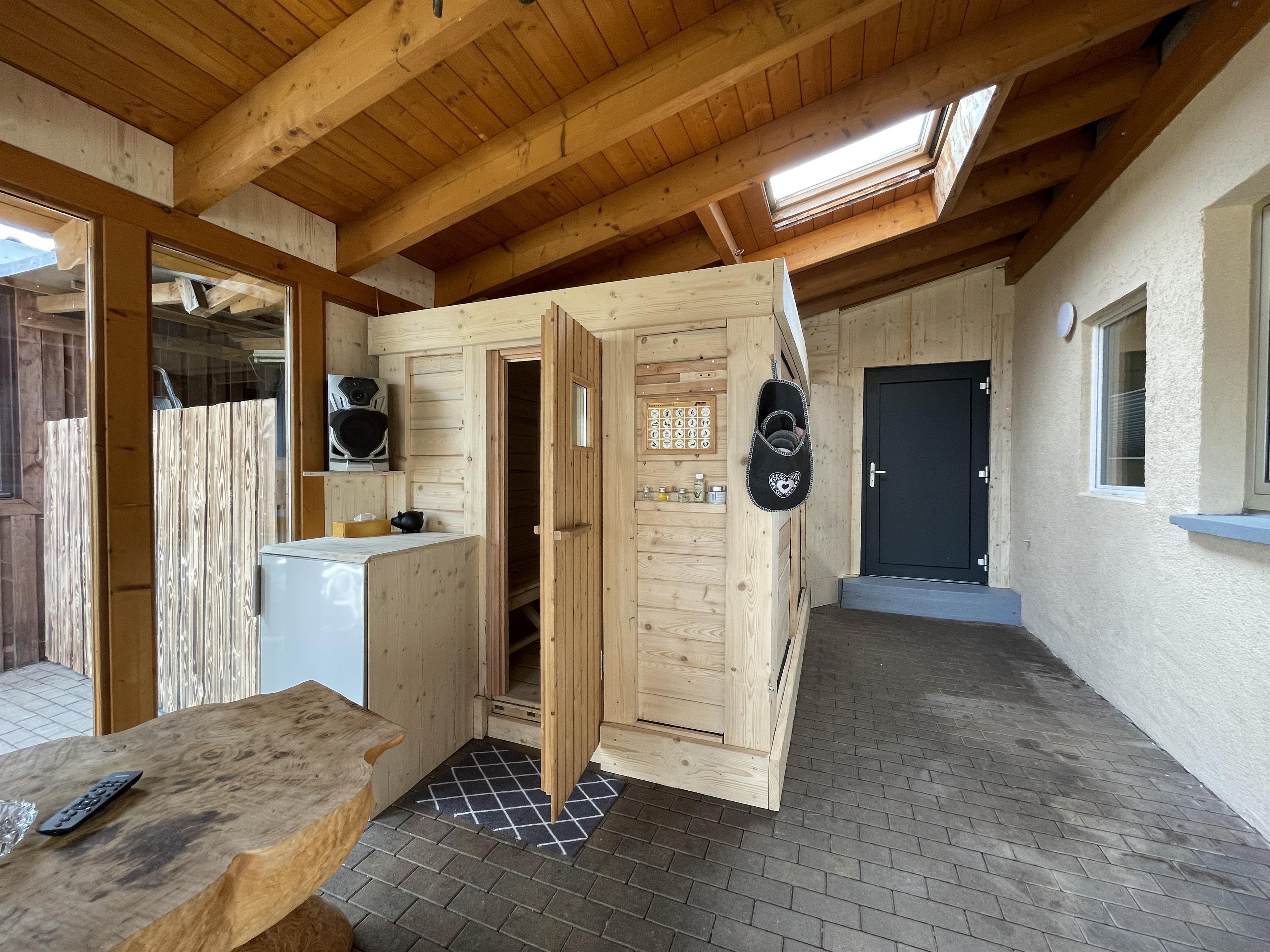 Sauna im Wintergarten_Ferienhaus Mittendrin_Muhl