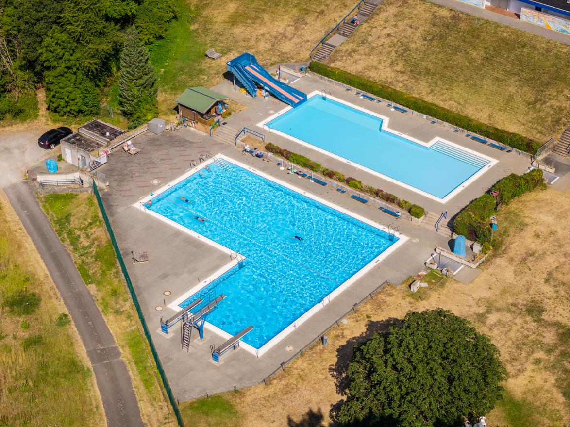Die Wasserrutsche sorgt für Abwechslung