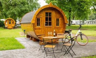 Schlaffässer auf dem Campingplatz Oranienstein