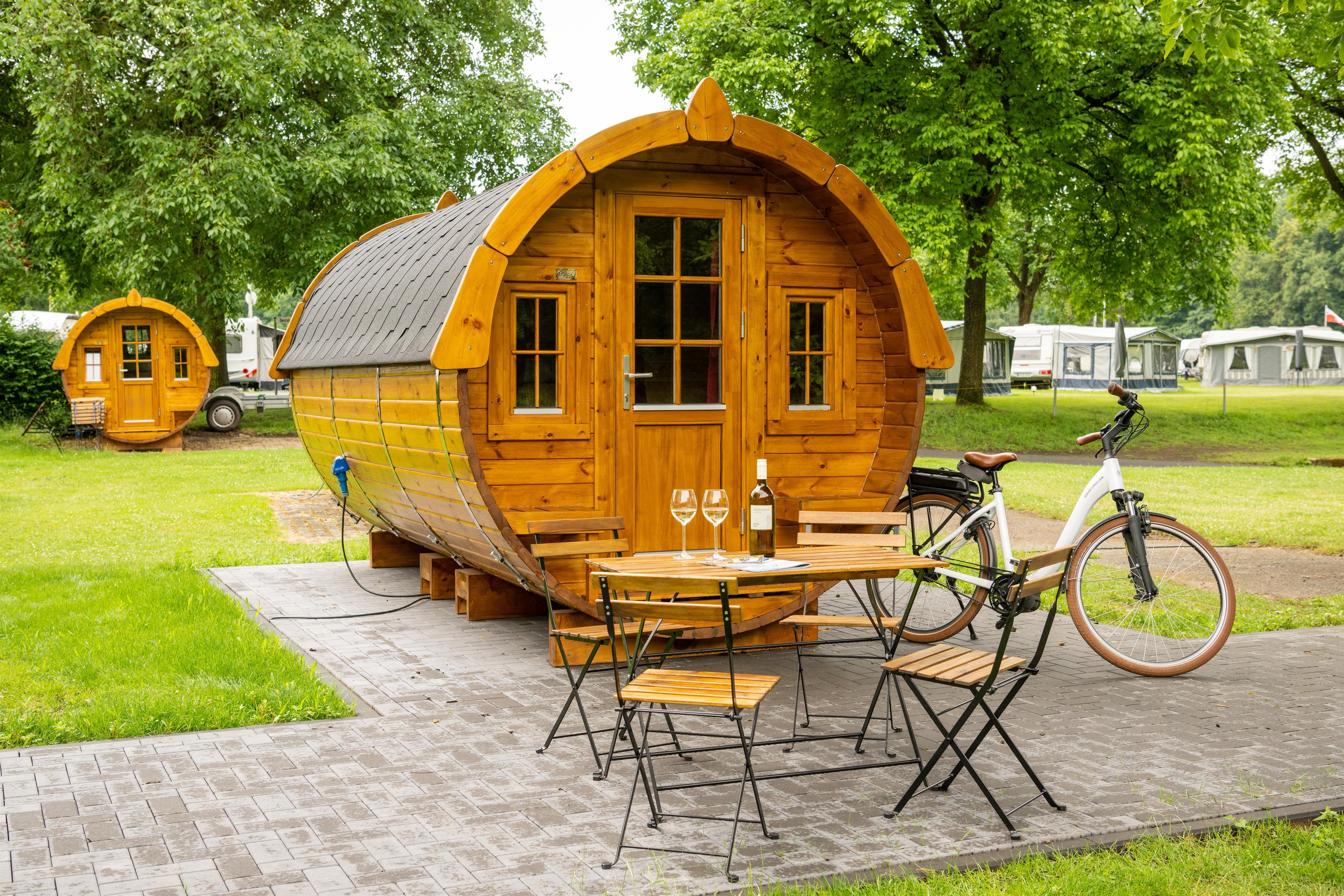 Schlaffässer auf dem Campingplatz Oranienstein