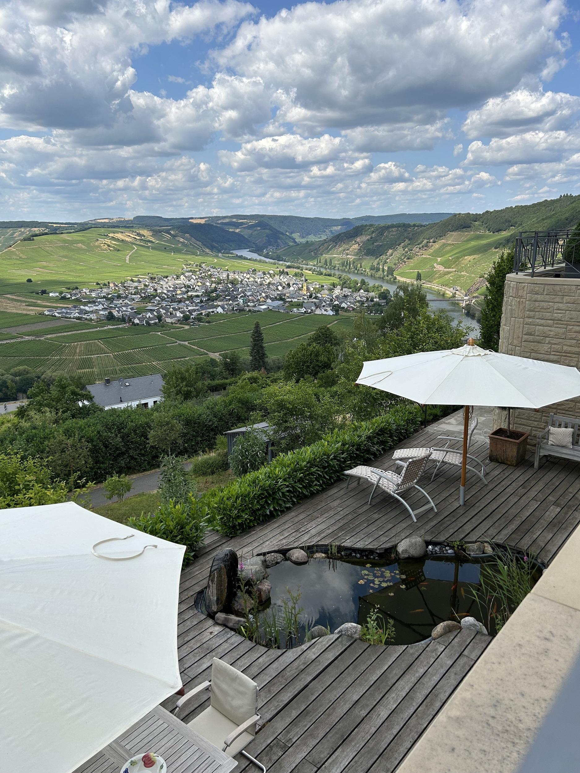 Terrasse mit kleinem Teich