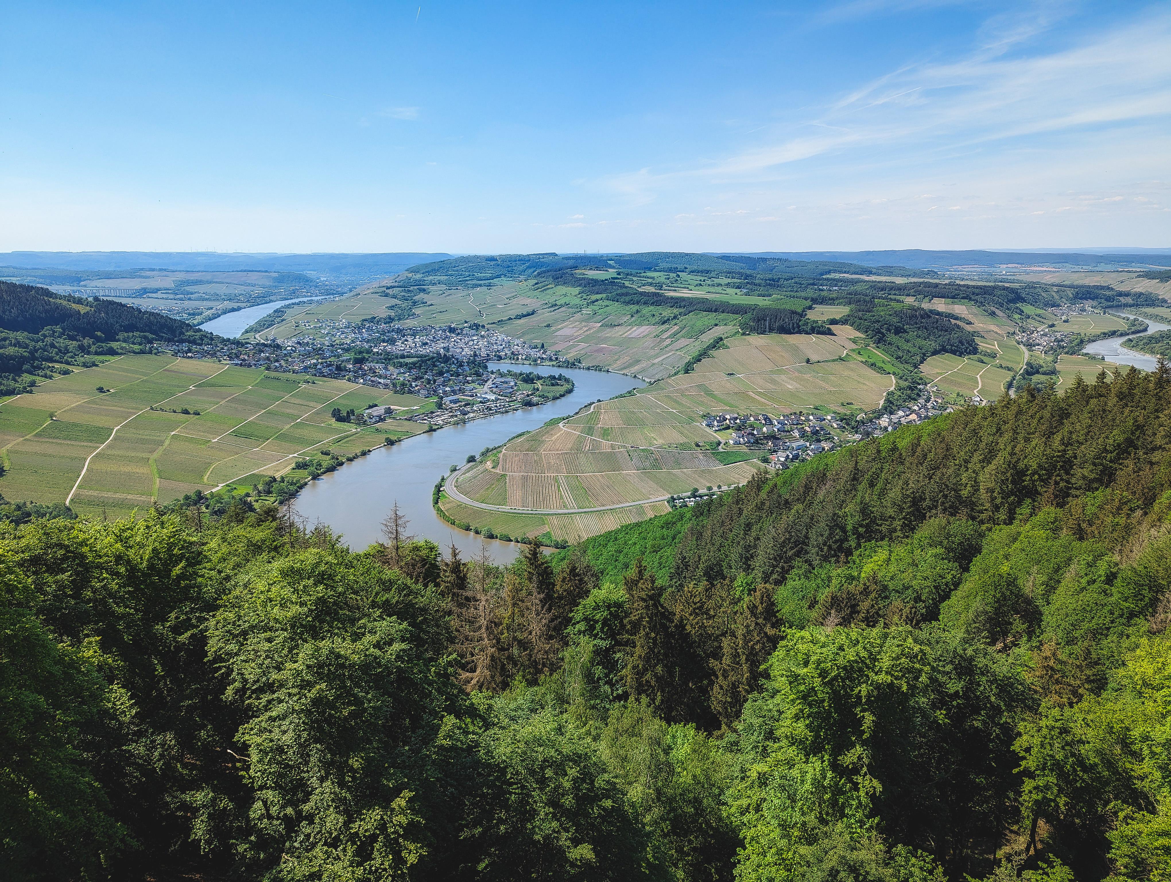 Blick auf Mehring vom Aussichtspunkt Fünfseenblick