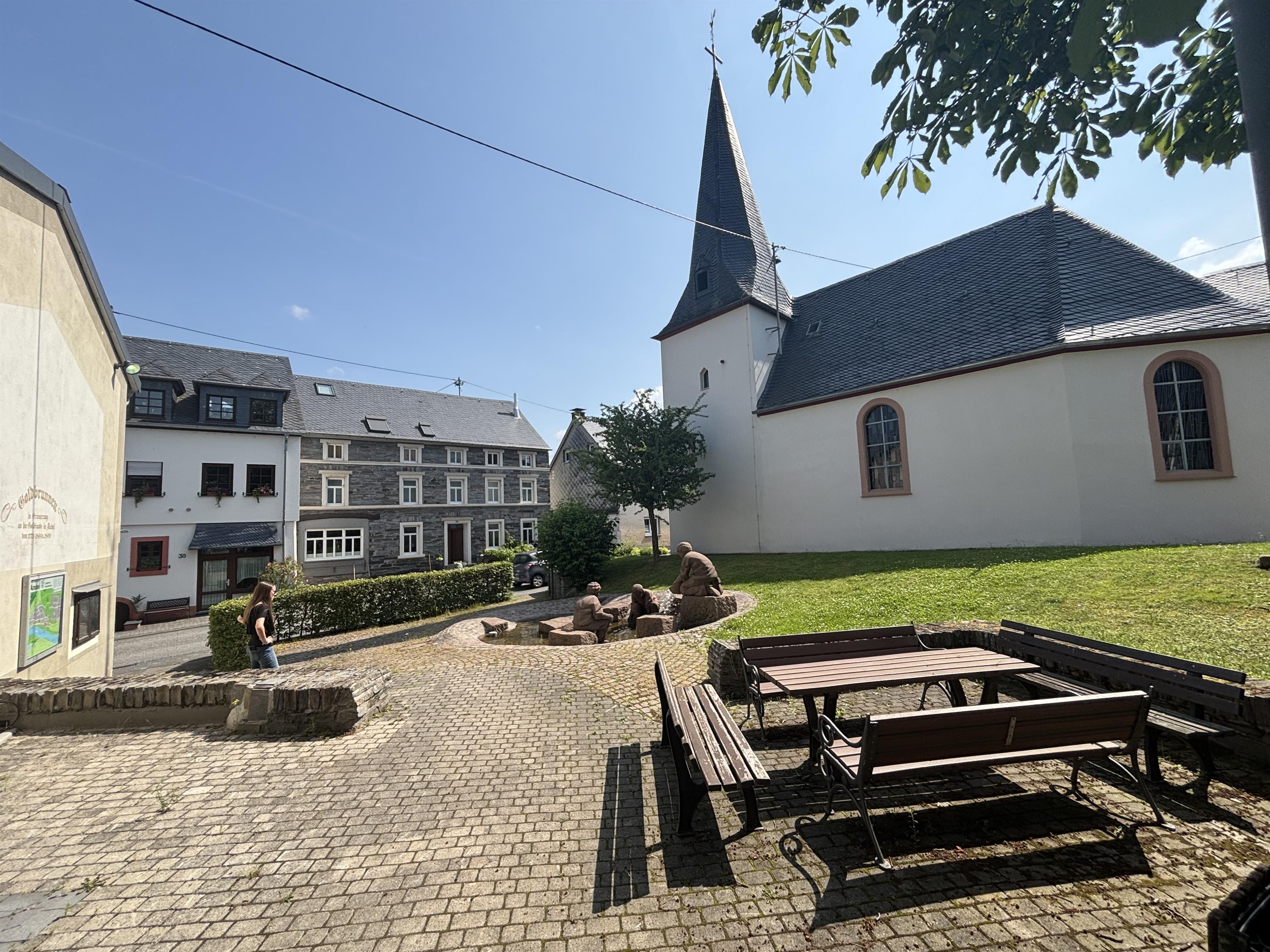 Andeler Kirche mit Vorplatz