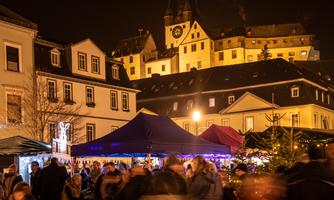 Adventszauber mit Blick zum Grafenschloss