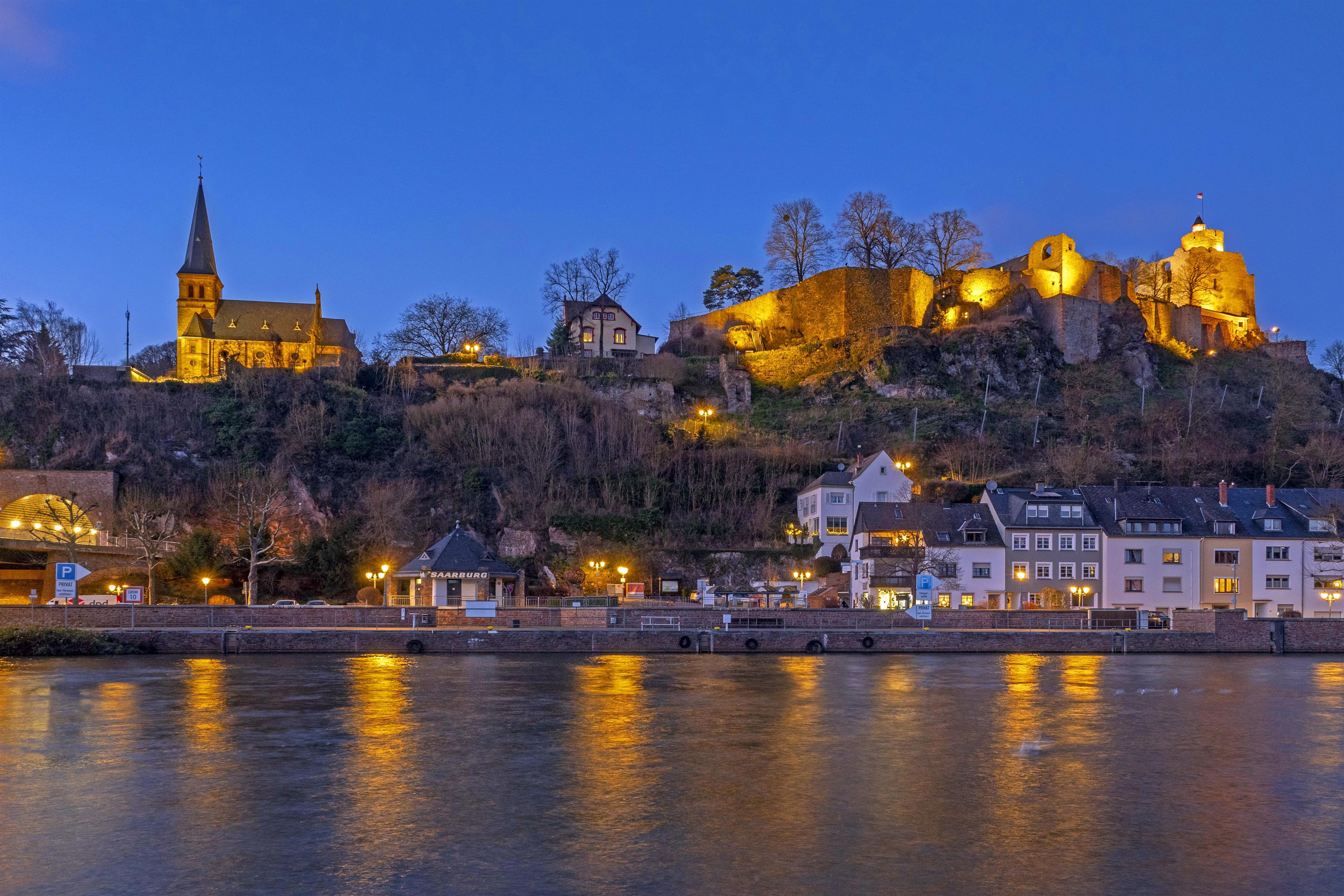 Saarburg bei Nacht