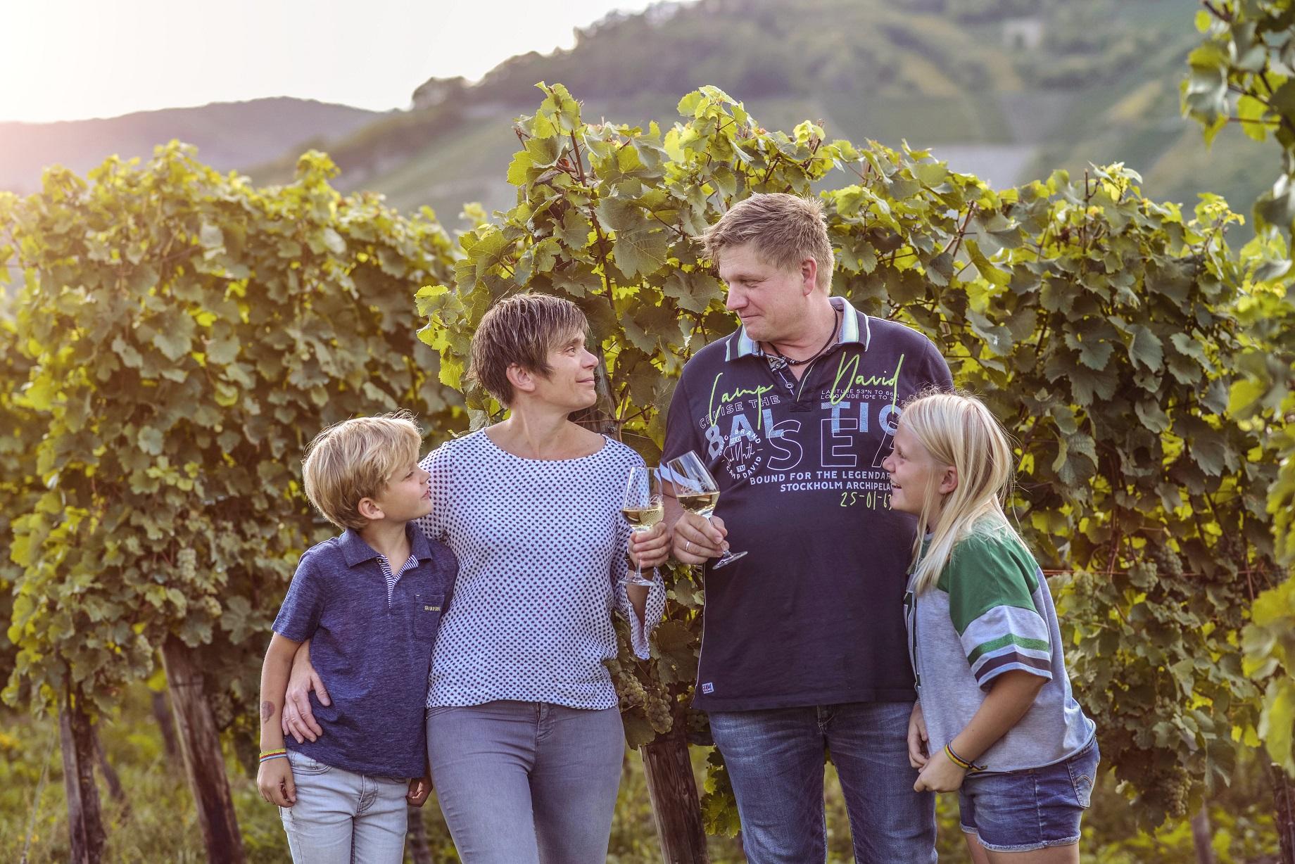 Winzerfamilie im Weinberg